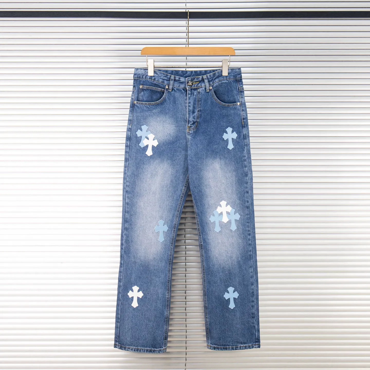 P260 Chrome Hearts light blue pants, Sanskrit blue and white patchwork leather jeans. CH jeans need to be washed and then disassembled and hand-stitched with sheepskin cross leather and then spliced ​​together. The whole piece has too many craftsmanship to explain. The patchwork cross pattern is embellished, and the high-waisted washed jeans! ! Absolutely high-end luxury products, god-level single products and super popular products, made with top heavy industry, a must-see magic weapon. Customized hardware. The fabric is thick and soft after washing. It has good breathability. Customized small leather label. Unique design. The details are simple and elegant, and the workmanship is exquisite. The entire trousers are neatly routed and the details are in place! It’s so cool that both men and women can easily control the genderless trend! Style number: 1805# Color: blue Size: 28 30 32 34